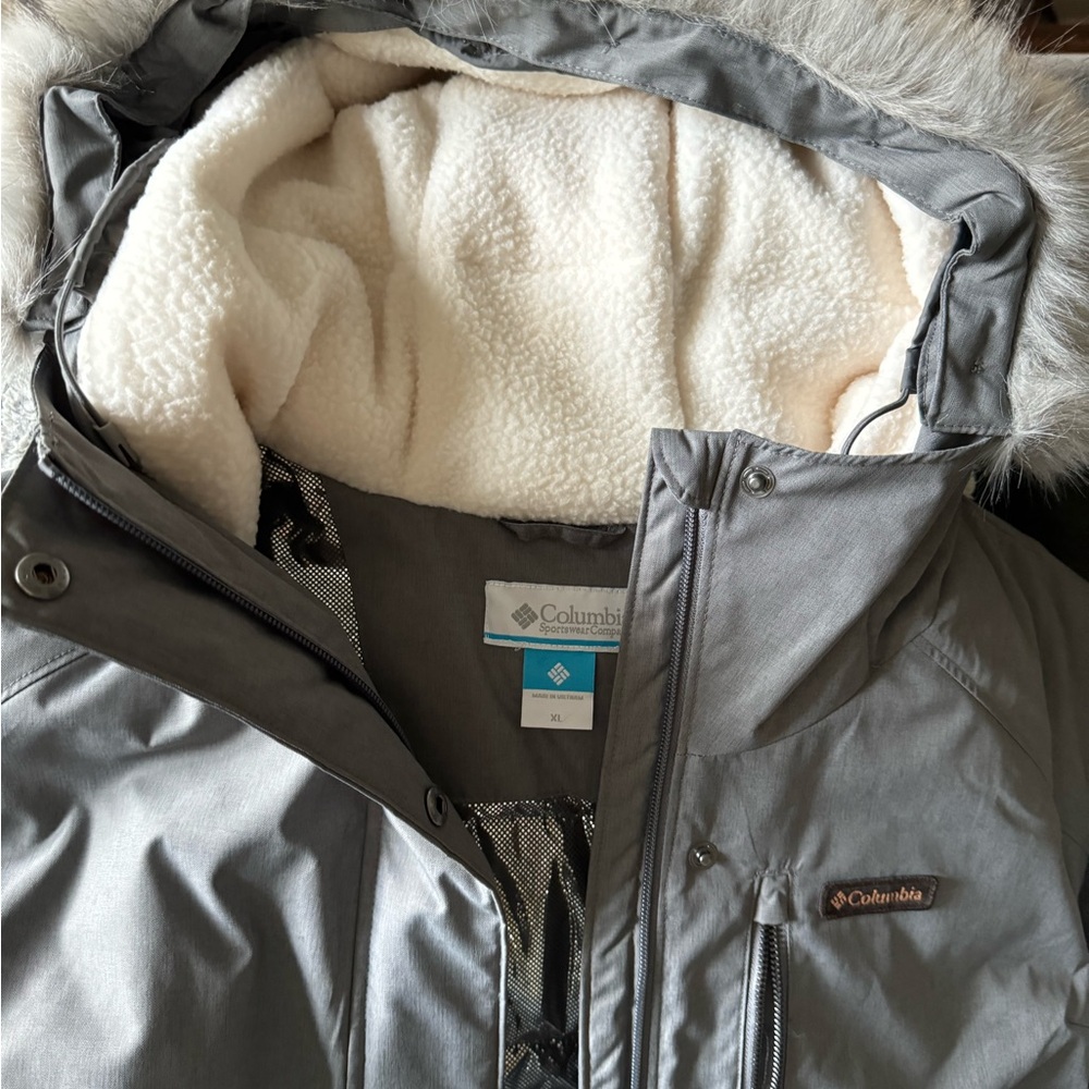 Columbia Women's Gray Ski & Snow Jacket